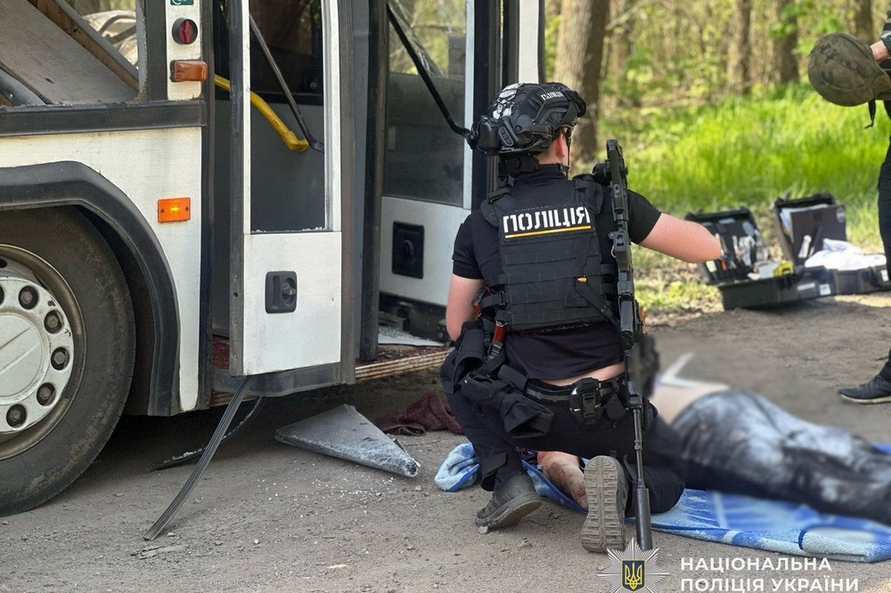 Поліція допомагає постраждалим на місці трагедії у Марганці і документує наслідки влучання ударного дрону по автобусу (фото)
