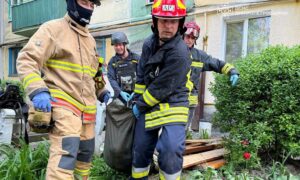 Момент влучання і фото наслідків: троє вбитих, серед них дитина у Павлограді внаслідок удару армії РФ