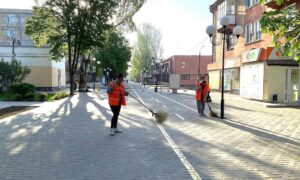 У Покрові комунальники дбають про рідне місто: чим вони зайняті? (фото)