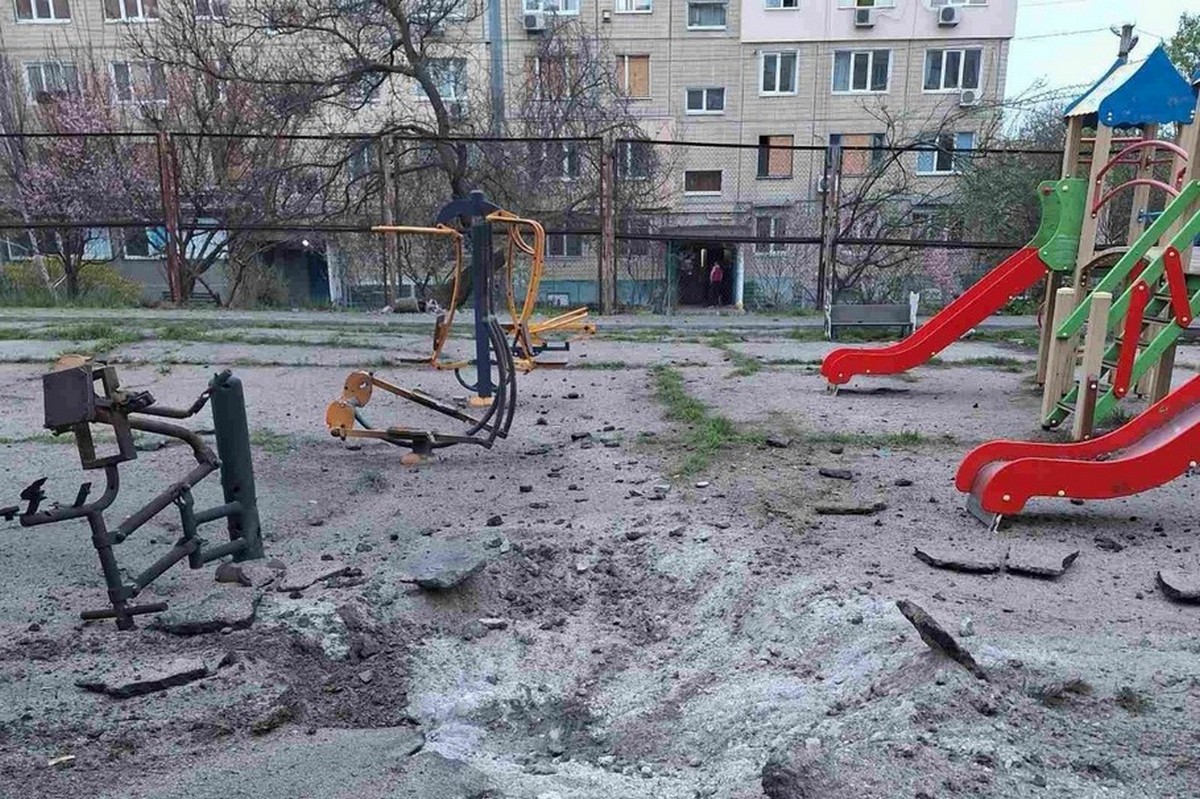 Ворог обстріляв дитячий майданчик у Нікополі, атакував багатоповерхівки: 4 поранених в області внаслідок російського терору
