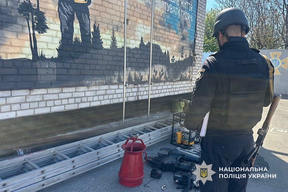 У Нікополі двоє поранених, виникла пожежа: ворог підступно атакує місто і район – поліція
