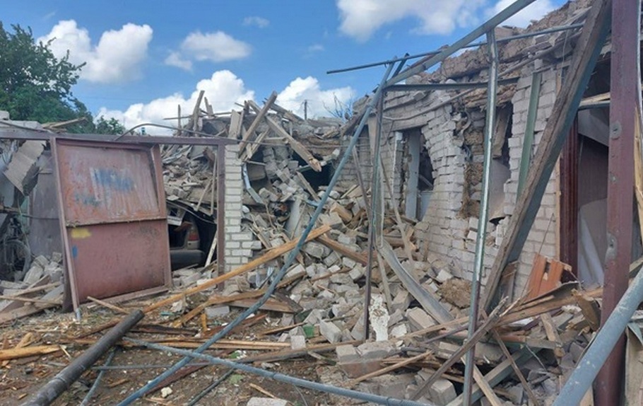 Постраждав 13-річний хлопчик і жінка: вранці ворог обстріляв Синельниківщину 1 вранці ворог обстріляв Синельниківщину 2