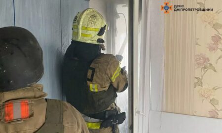 10 вогнеборців і 3 одиниці техніки гасили пожежу у Нікополі після ворожого удару