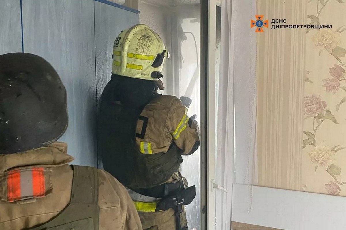 10 вогнеборців і 3 одиниці техніки гасили пожежу у Нікополі після ворожого удару
