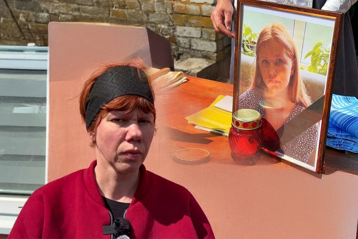 «Вони серце в мене забрали, не тільки дитину»: на Дніпропетровщині простилися з дівчиною, убитою у Сумах російською ракетою