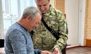 Боєць з Нікопольщини отримав одну із найвищих державних військових відзнак - Золотий хрест. Захисник проявив виняткову мужність і самовідданість. Нагороду йому вручили сьогодні, 6 травня.