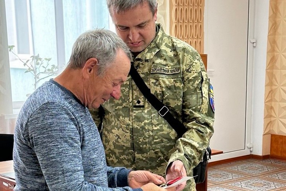 Боєць з Нікопольщини отримав одну із найвищих державних військових відзнак - Золотий хрест. Захисник проявив виняткову мужність і самовідданість. Нагороду йому вручили сьогодні, 6 травня.