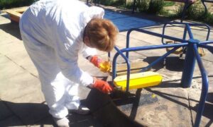 У Марганці продовжують фарбувати дитячі майданчики, встановили вбиральню, прополюють клумби,: чим займалися комунальники на минулому тижні (фото)