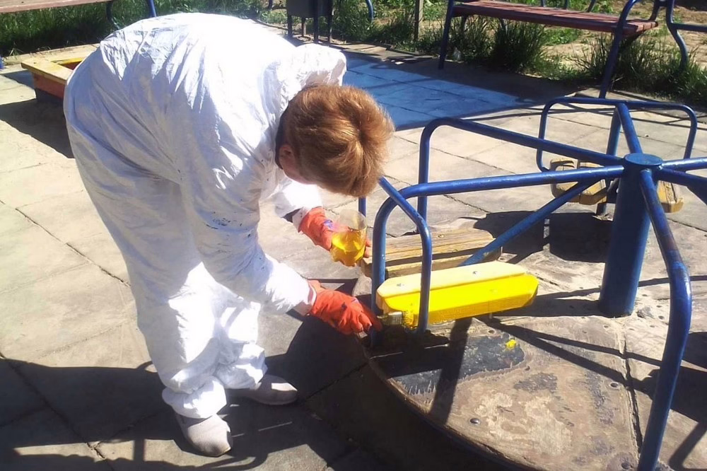 У Марганці продовжують фарбувати дитячі майданчики, встановили вбиральню, прополюють клумби,: чим займалися комунальники на минулому тижні (фото)