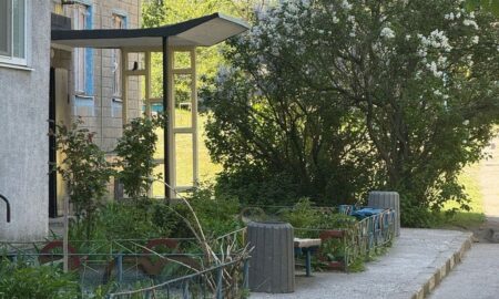 У Кам’янському на Нікопольщині почали встановлювати бетонні сміттєві урни. Тут комунальне підприємство «ЕКО-СЕРВІС» продовжує працювати над чистотою та впорядкуванням території.