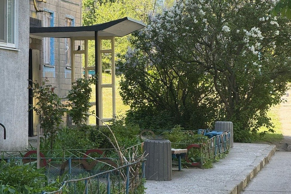 У Кам’янському на Нікопольщині почали встановлювати бетонні сміттєві урни. Тут комунальне підприємство «ЕКО-СЕРВІС» продовжує працювати над чистотою та впорядкуванням території.