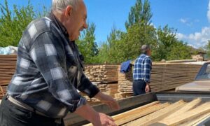 Гуманітарна допомога у Марганці: розпочалася видача будматеріалів від Чеської організації «Людина в біді» (фото)