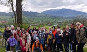 «Наші дні наповнені враженнями, красою і теплом»: особливі діти з Нікополя разом з мамами відпочивають на Закарпатті (фото)