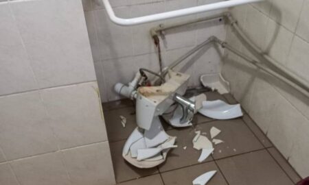 Вандали у Покрові: розтрощили туалет в центрі, обмалювали машину військовому (фото)