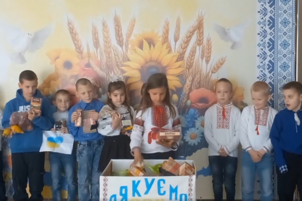 Учні гімназії на Нікопольщині передали Захисникам смаколики і записали зворушливе відео