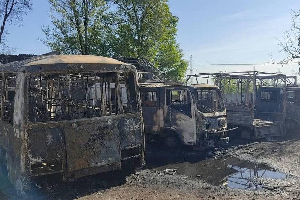 На Дніпропетровщині сьогодні окупанти атакували базу дорожньої компанії: поранено працівників, знищено техніку 1 На Дніпропетровщині сьогодні окупанти атакували базу дорожньої компанії: поранено працівників, знищено техніку