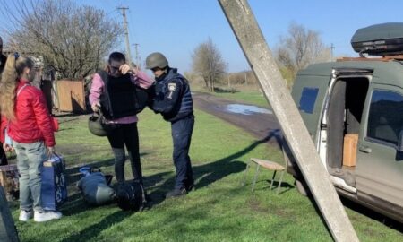 Поліцейський евакуював понад 30 родин з дітьми з прифронтової громади на Дніпропетровщині (фото)