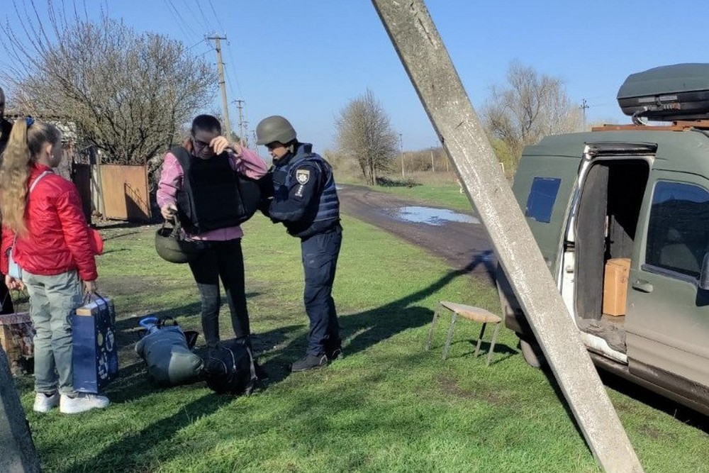 Поліцейський евакуював понад 30 родин з дітьми з прифронтової громади на Дніпропетровщині (фото) 1 Поліцейський евакуював понад 30 родин з дітьми з прифронтової громади на Дніпропетровщині (фото)