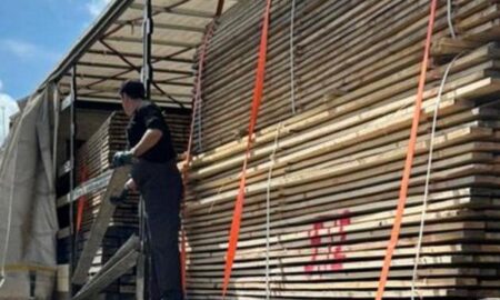 Нікополь отримав будівельні дошки для екстреного ремонту пошкодженого житла