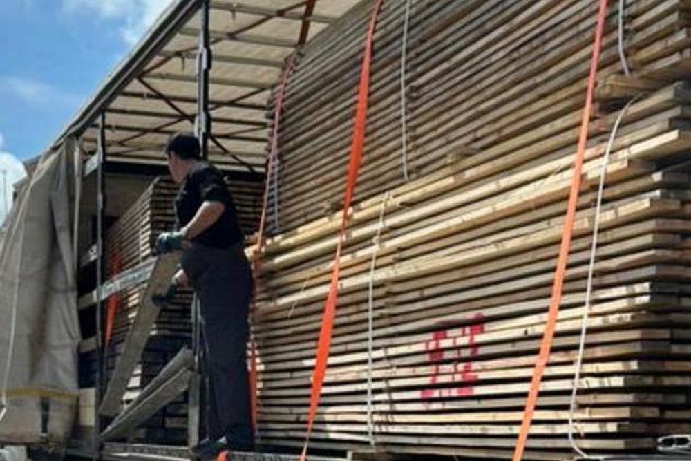 Нікополь отримав будівельні дошки для екстреного ремонту пошкодженого житла