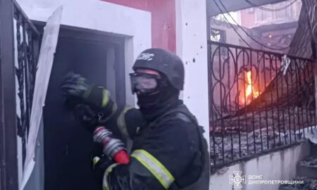 В будинок у Нікополі влучив FPV-дрон, площа пожежі склала 225 кв.м: ДСНС (фото) 29 В будинок у Нікополі влучив FPV-дрон, площа пожежі склала 225 кв.м: ДСНС (фото)