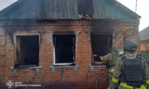 Смертельна пожежа у Нікополі сталася сьогодні вранці: є загиблий і постраждалі (фото)