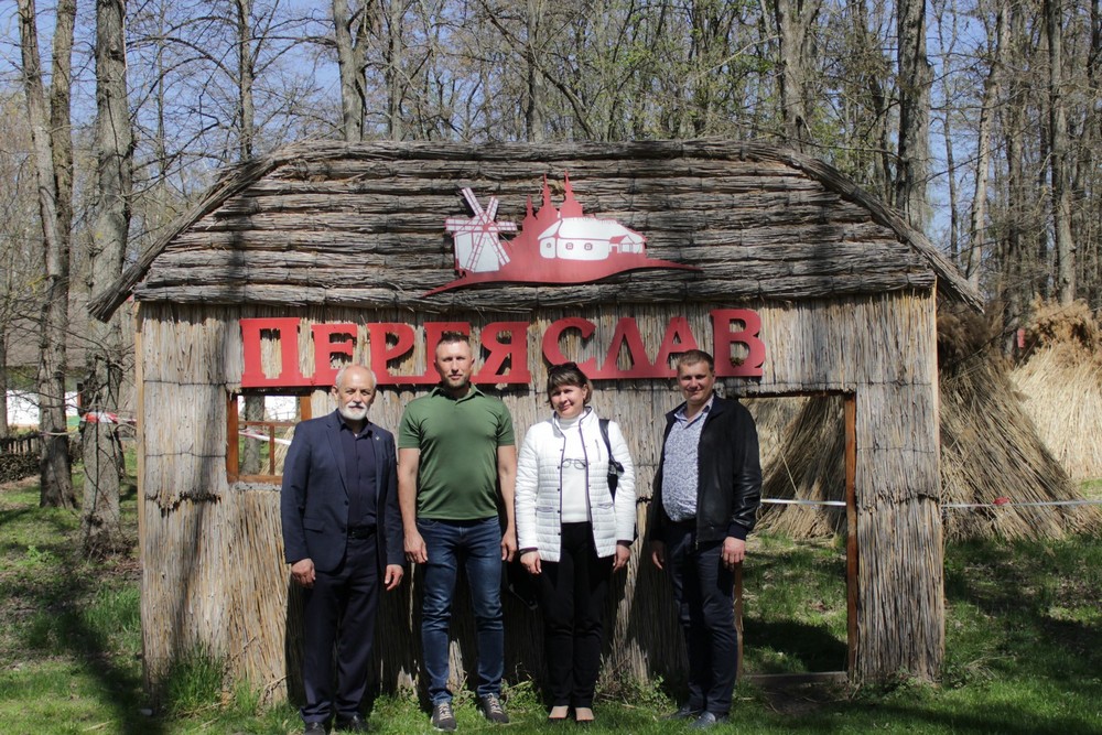 Ми ніби «бек-офіс» до фронту і звикли, що через нас все летить: як живе Томаківська громада під час війни