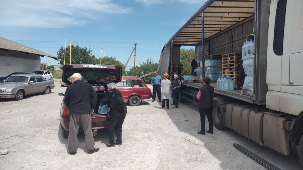 Ось так у Томаківці роздавали воду у п'ятницю