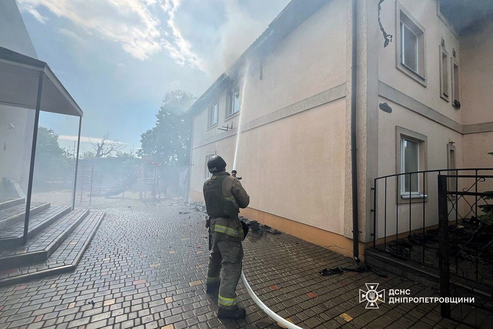 У Нікополі сьогодні внаслідок ворожого обстрілу загорівся будинок.