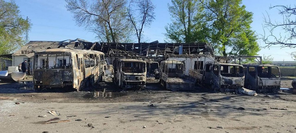 На Дніпропетровщині сьогодні окупанти атакували базу дорожньої компанії: поранено працівників, знищено техніку