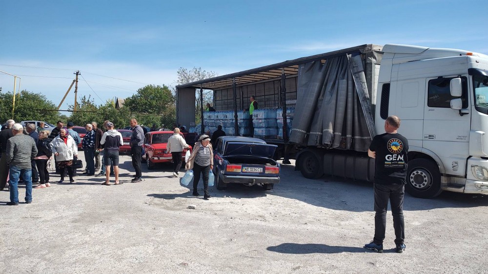 Ось так у Томаківці роздавали воду у п'ятницю