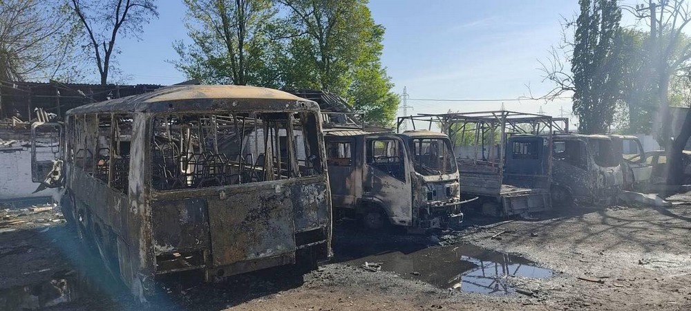 На Дніпропетровщині сьогодні окупанти атакували базу дорожньої компанії: поранено працівників, знищено техніку