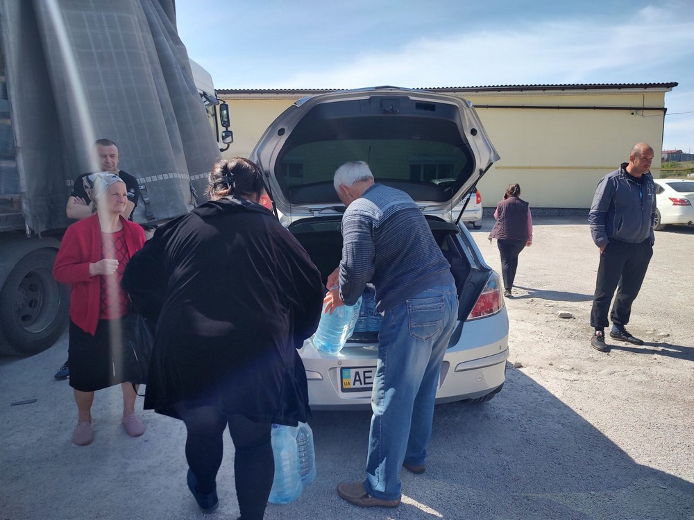 Ось так у Томаківці роздавали воду у п'ятницю