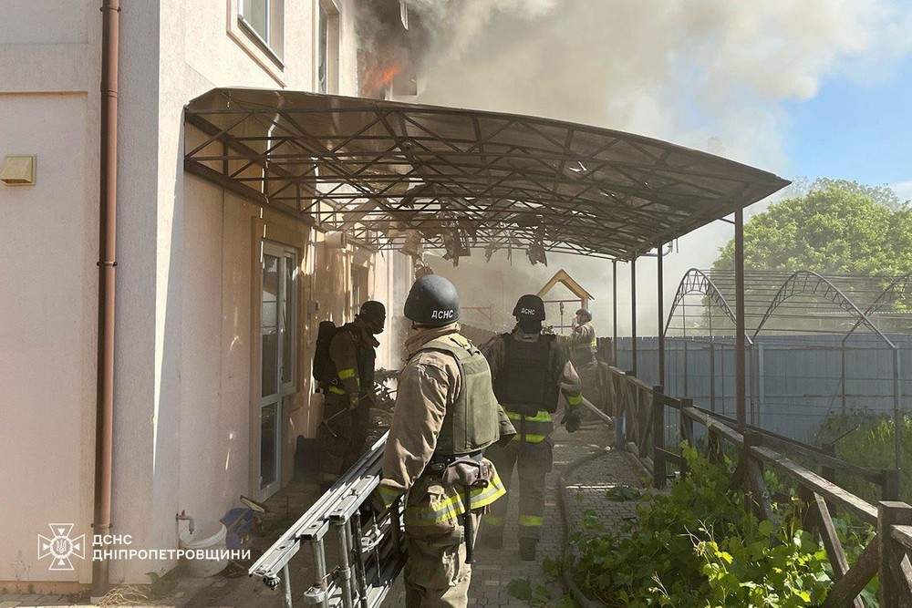 У Нікополі сьогодні внаслідок ворожого обстрілу загорівся будинок.