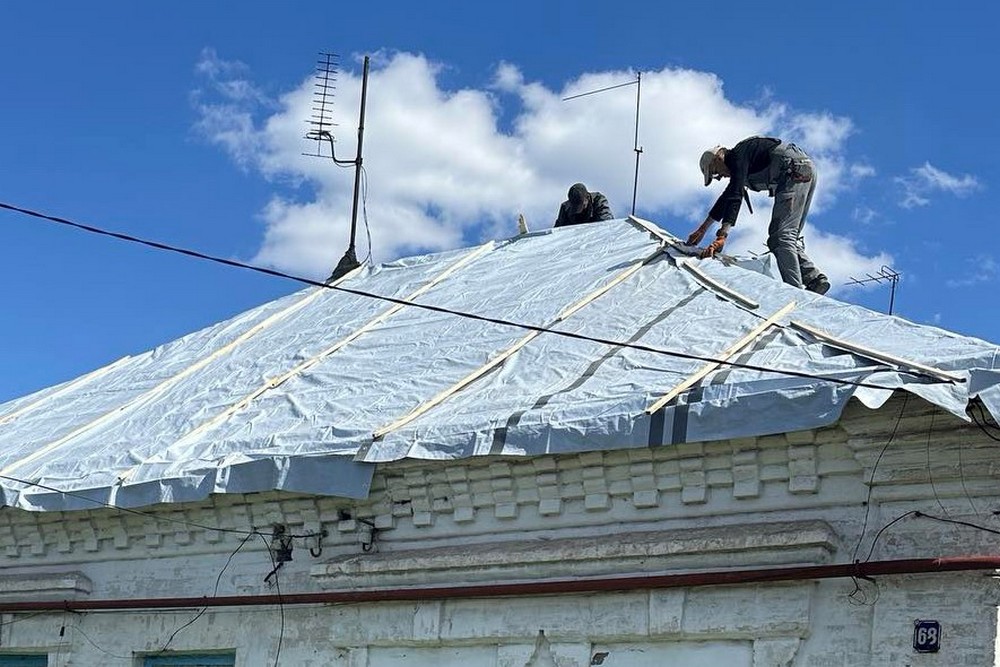 У Нікополі ліквідують вибоїни на дорогах після обстрілів, фарбують зупинки, прополюють квітники і косять траву – робота комунальників на цьому тижні