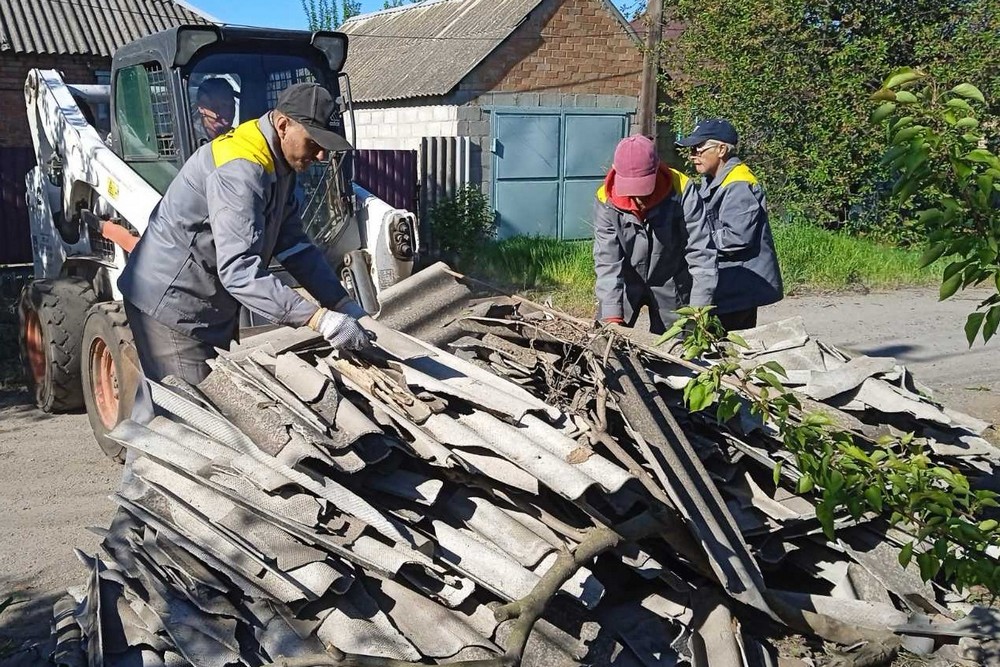 У Нікополі ліквідують вибоїни на дорогах після обстрілів, фарбують зупинки, прополюють квітники і косять траву – робота комунальників на цьому тижні