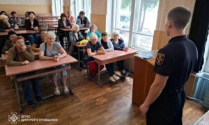 З працівниками коледжу у Нікополі говорили про мінну безпеку