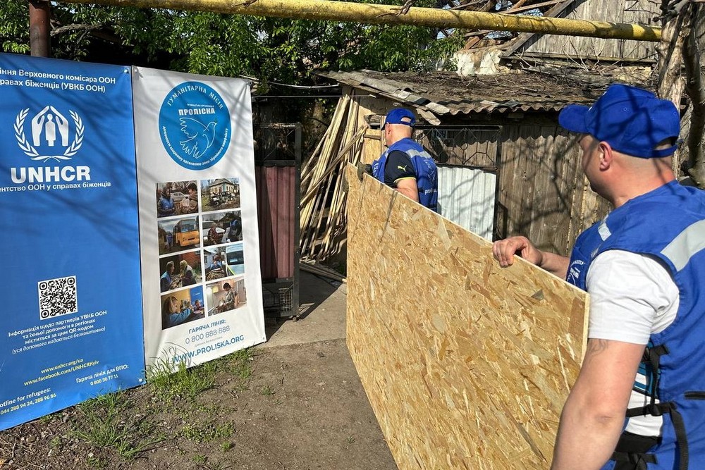 У Нікополі ліквідують вибоїни на дорогах після обстрілів, фарбують зупинки, прополюють квітники і косять траву – робота комунальників на цьому тижні