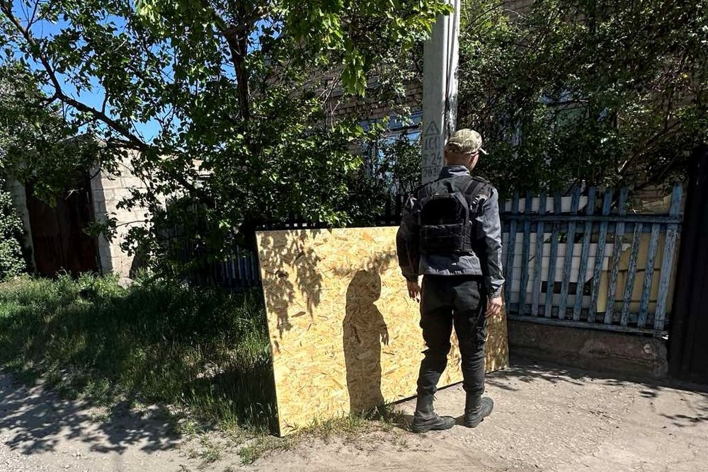 У Нікополі ліквідують вибоїни на дорогах після обстрілів, фарбують зупинки, прополюють квітники і косять траву – робота комунальників на цьому тижні