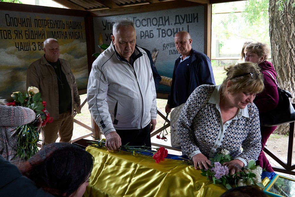 У Нікополі сьогодні провели в останню путь Захисника: фото