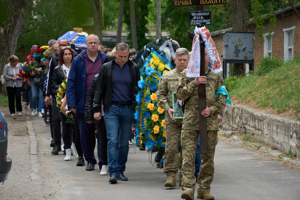 У Нікополі сьогодні провели в останню путь Захисника: фото