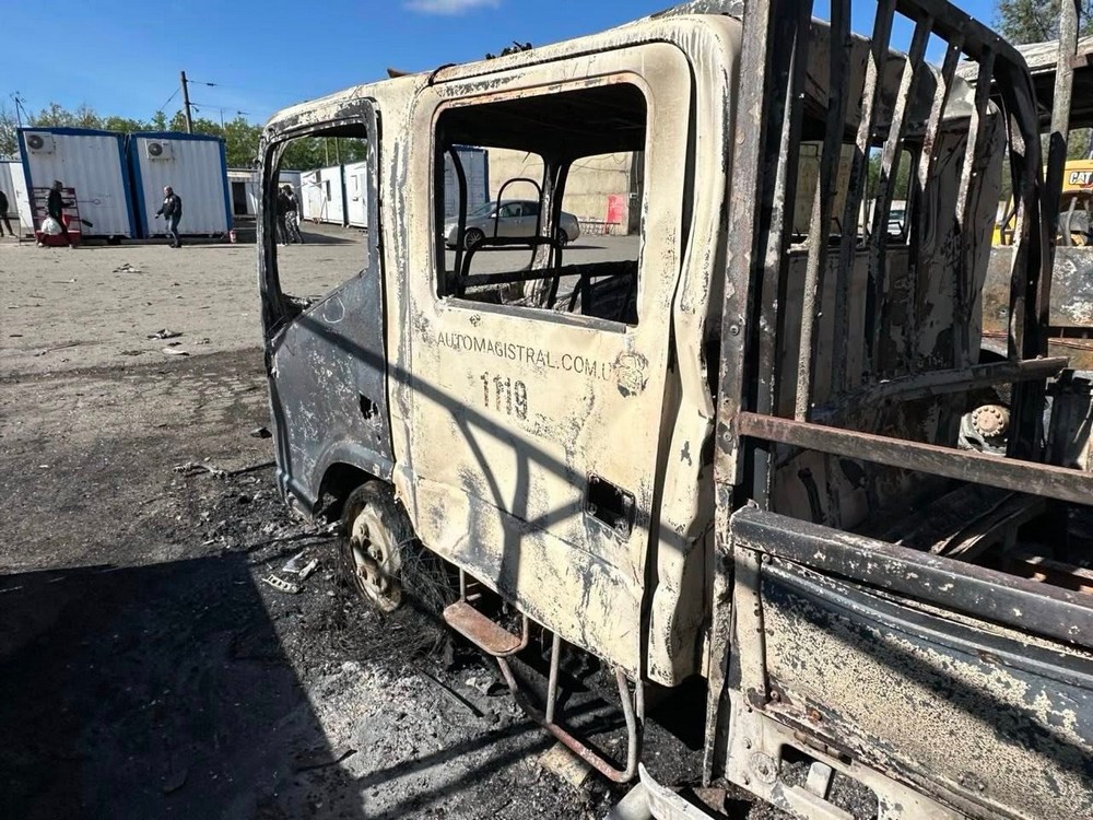 На Дніпропетровщині сьогодні окупанти атакували базу дорожньої компанії: поранено працівників, знищено техніку