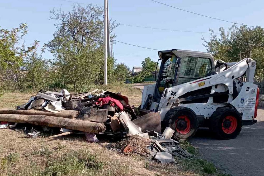 У Нікополі ліквідують вибоїни на дорогах після обстрілів, фарбують зупинки, прополюють квітники і косять траву – робота комунальників на цьому тижні