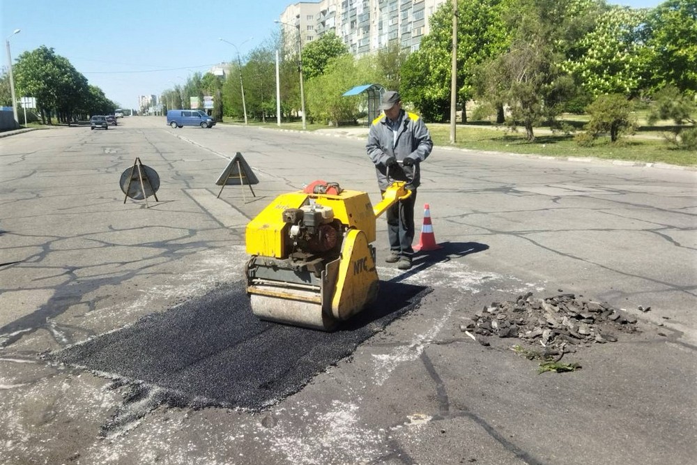 У Нікополі ліквідують вибоїни на дорогах після обстрілів, фарбують зупинки, прополюють квітники і косять траву – робота комунальників на цьому тижні