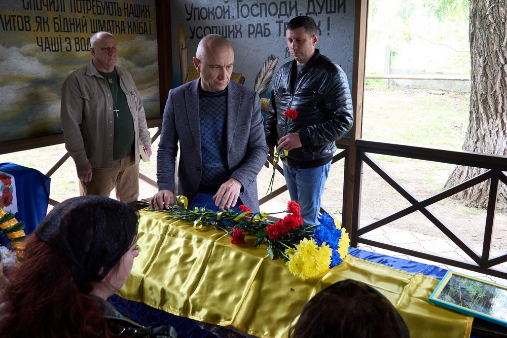 У Нікополі сьогодні провели в останню путь Захисника: фото