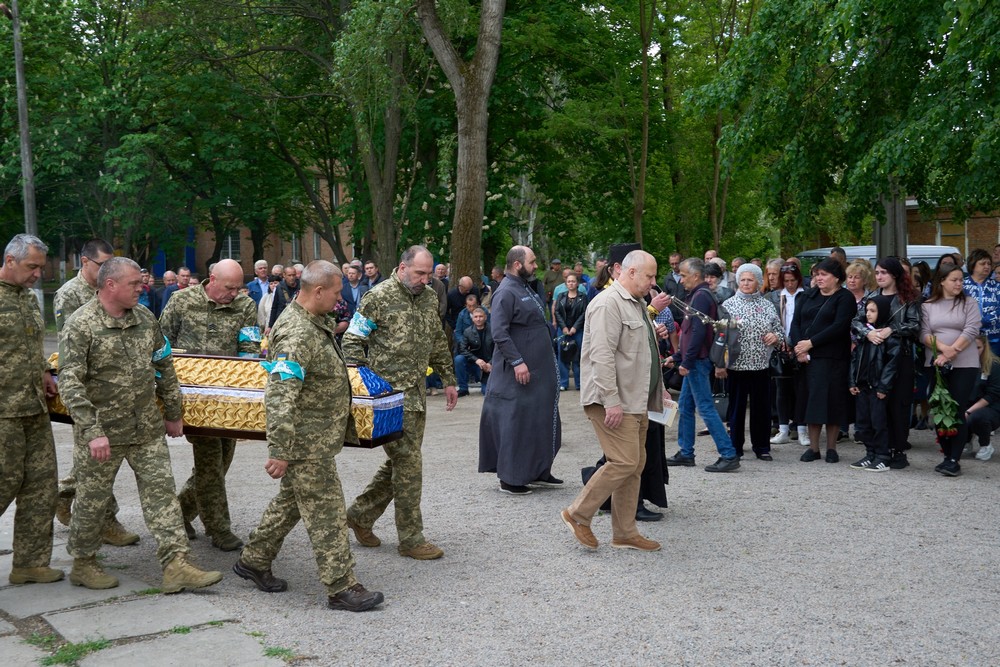 У Нікополі сьогодні провели в останню путь Захисника: фото