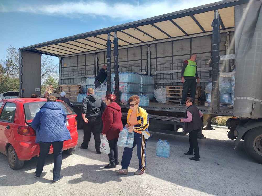Ось так у Томаківці роздавали воду у п'ятницю