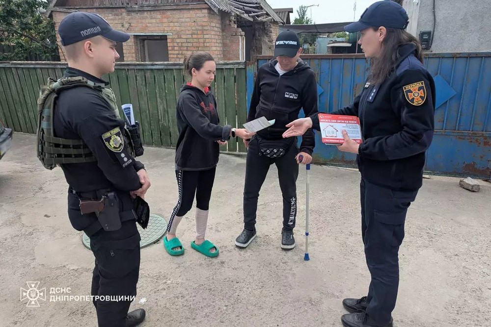 З мешканцями приватного сектору Нікополя, де під час пожежі було виявлено тіло чоловіка, провели бесіди (фото)