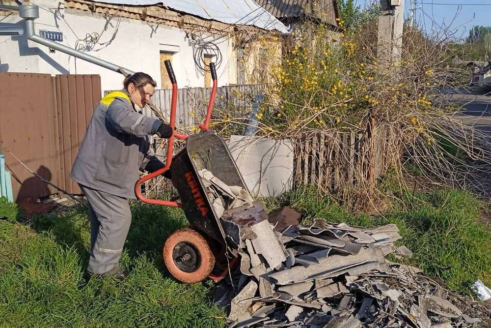 У Нікополі ліквідують вибоїни на дорогах після обстрілів, фарбують зупинки, прополюють квітники і косять траву – робота комунальників на цьому тижні