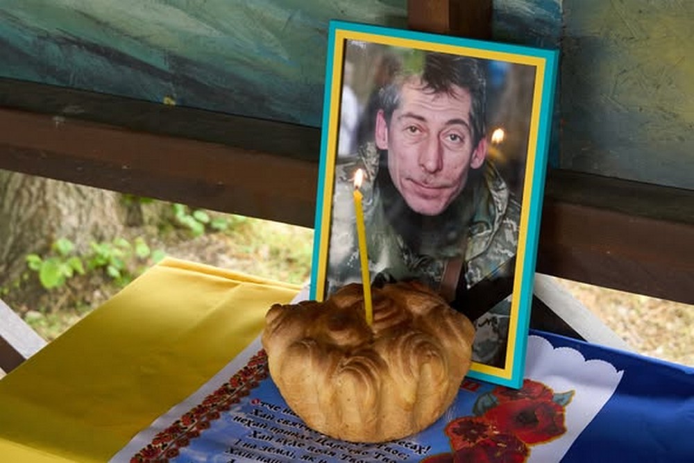 У Нікополі сьогодні провели в останню путь Захисника, який пішов на фронт добровольцем, потрапив у полон і загинув… Довгий час вважався зниклим безвісти.